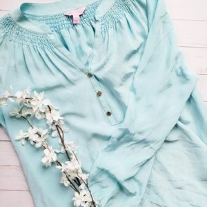 Lilly Pulitzer babyblue V-Neck with gold buttons